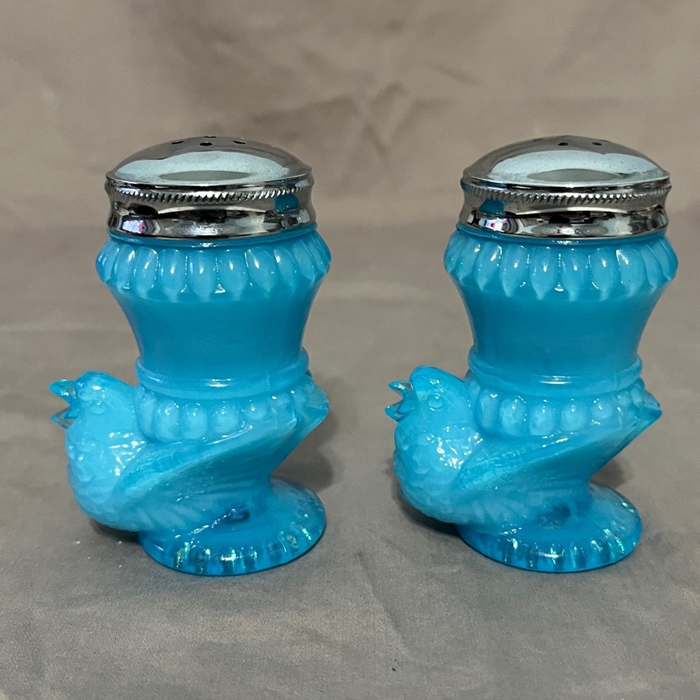 Vintage Degenhart Milk Blue Bird Glass Salt and Pepper Shakers - Picture 4 of 9
